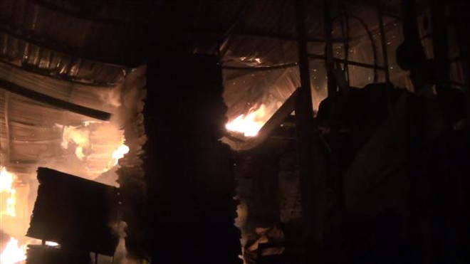 Hà Nội: Cháy lớn thiêu rụi tầng 1 cửa hàng ăn, hai người bị thương ảnh 1