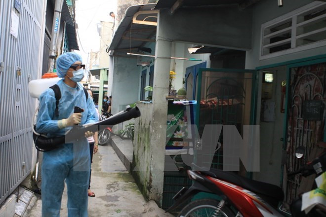 Phun xịt thuốc diệt muỗi phòng bệnh Zika, sốt xuất huyết. (Ảnh: Phương Vy/TTXVN) Tây Ninh: Phát hiện một trường hợp dương tính với virus Zika ảnh 1