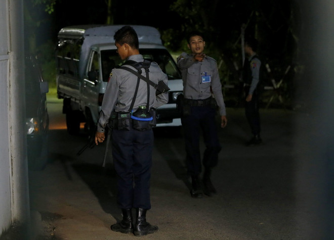 Cảnh sát Myanmar phong tỏa hiện trường vụ nổ tại tòa nhà chính quyền ở Yangon tối 25/11. (Nguồn: EPA/TTXVN) Cảnh sát Myanmar bắt 3 nghi can dính líu loạt vụ nổ ở Yangon ảnh 1