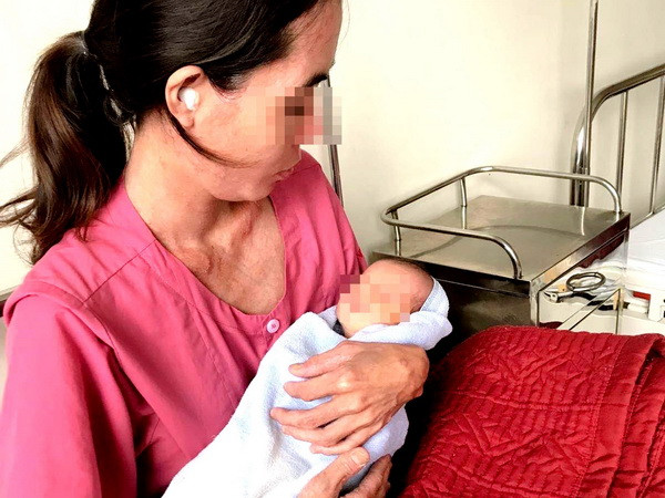 Hai mẹ con sản phụ khỏe mạnh sau ca phẫu thuật. (Ảnh: Tường Vi/TTXVN) Cứu sống thai nhi có dây rốn thắt nút hiếm gây gặp cản trở tuần hoàn ảnh 1