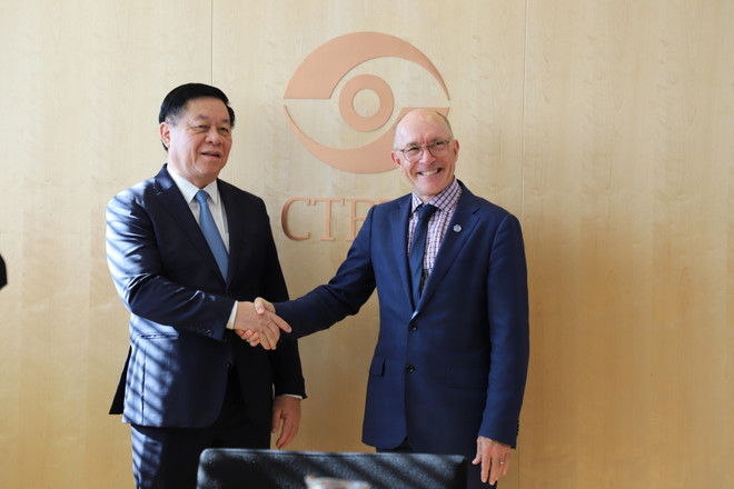 Trưởng Ban Tuyên giáo Trung ương Nguyễn Trọng Nghĩa làm việc với ông Robert Floy, Tổng Thư ký Ủy ban Trù bị của Tổ chức cấm thử hạt nhân toàn diện (CTBTO). (Ảnh: Mạnh Hùng/TTXVN) Trưởng Ban Tuyên giáo TW Nguyễn Trọng Nghĩa thăm và làm việc tại Áo ảnh 1