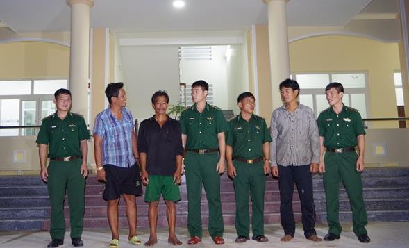 Hai ngư dân gặp nạn được tàu cá Bình Định đưa vào bờ an toàn ảnh 1