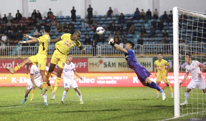 Hoàng Anh Gia Lai (áo vàng) đang trải qua chuỗi 7 trận liên tiếp không thắng. (Ảnh: Quang Thái/TTXVN) V-League 2022: Hấp dẫn với nhiều cặp đấu 'tử thần' ở vòng 20 ảnh 1