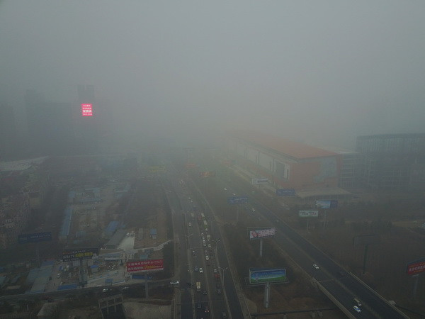 Trung Quốc ô nhiễm nặng, khói mù bao phủ cả miền Bắc ảnh 1