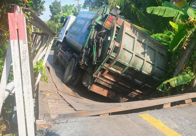 Cần Thơ: Xe chở rác 15 tấn làm sập cầu giao thông nông thôn ảnh 1