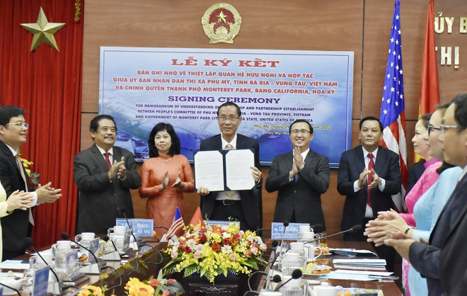 Ông Nguyễn Văn Thắm, Chủ tịch Ủy ban nhân dân thị xã Phú Mỹ ký Bản ghi nhớ hợp tác với chính quyền thành phố Monterey Park. (Ảnh: TTXVN phát) Thị xã Phú Mỹ mở rộng hợp tác với thành phố Monterey Park ảnh 1