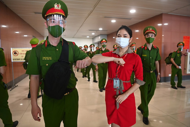 Vietjet chở gần 1.000 cán bộ, chiến sĩ công an vào các tỉnh phía Nam ảnh 5