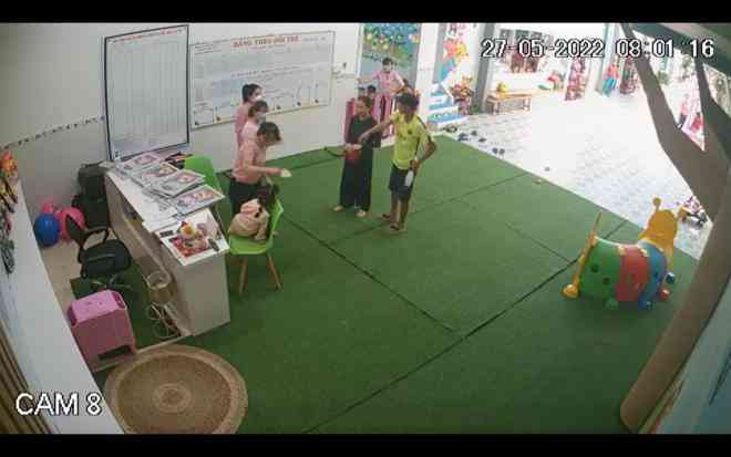 Bình Định: Thông tin về vụ giáo viên đưa trẻ vào nhà vệ sinh đánh ảnh 1