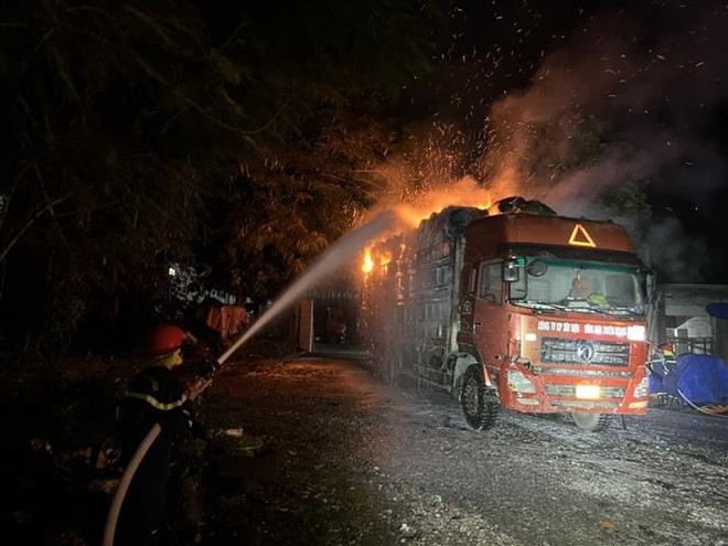 Tuyên Quang: Xe tải chở nguyên liệu sản xuất vàng mã cháy dữ dội ảnh 1