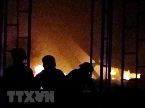 Lửa thiêu rụi xưởng gỗ ở Bình Phước, thiệt hại tầm 800 triệu đồng ảnh 1