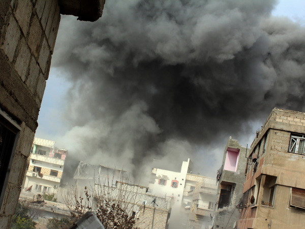 Khói bốc lên trong cuộc xung đột tại Syria. (Nguồn: AFP/TTXVN) Cảnh sát Anh: Bất kỳ ai về từ Syria đều có thể bị bắt giữ ảnh 1