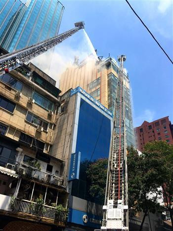 TP. HCM: Cháy lớn tại tòa nhà cao tầng sát phố đi bộ Nguyễn Huệ ảnh 2