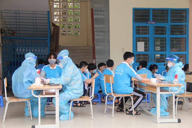 Hình ảnh tiêm vacccine COVID-19 cho học sinh từ lớp 9-12 ở Trà Vinh ảnh 2