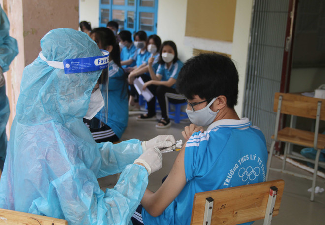 Hình ảnh tiêm vacccine COVID-19 cho học sinh từ lớp 9-12 ở Trà Vinh ảnh 4