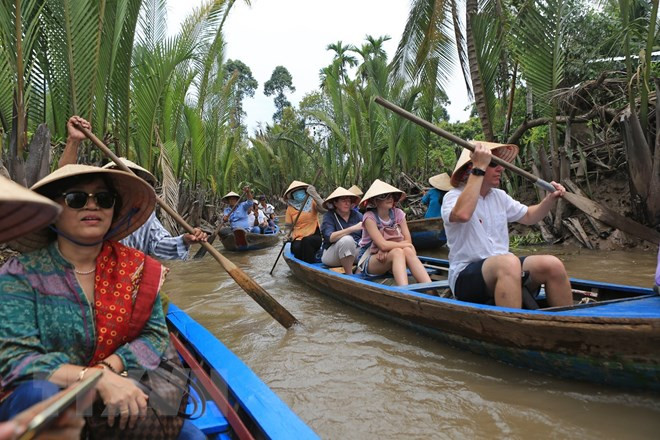 Khách quốc tế khám phá miền sông nước Tiền Giang. (Ảnh: Ngọc Hà/TTXVN) Số hóa các địa danh du lịch để quảng bá hiệu quả hình ảnh Việt Nam ảnh 1