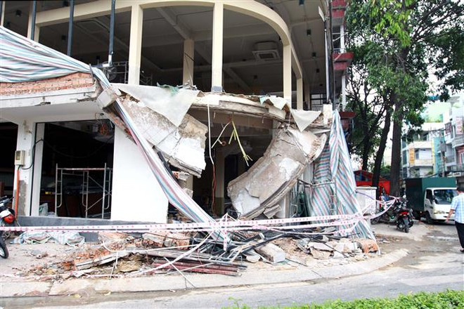 Lãnh đạo TP.HCM thăm học sinh bị tai nạn trong vụ sập giàn giáo ảnh 1