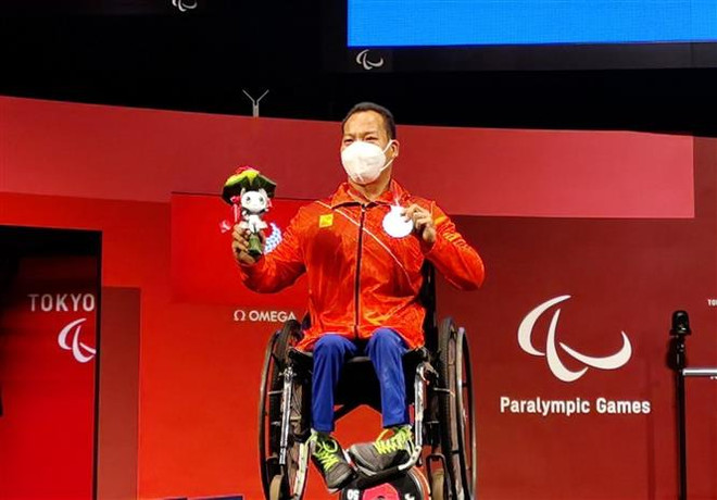 Đô cử Việt Nam Lê Văn Công giành Huy chương Bạc nội dung cử tạ hạng 49kg nam tại Paralympic Tokyo 2020, ở Tokyo, Nhật Bản tháng 12/2021. (Ảnh: TTXVN phát) ASEAN Para Games 2022: Cử tạ Việt Nam quyết tâm lập lại kỳ tích ảnh 1