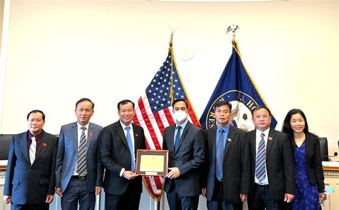 Đoàn Việt Nam trong cuộc làm việc với Hạ nghị sỹ Joaquin Castro. (Ảnh: Khắc Hiếu/TTXVN) Đoàn Ủy ban Quốc phòng và An ninh Quốc hội Việt Nam làm việc tại Mỹ ảnh 1