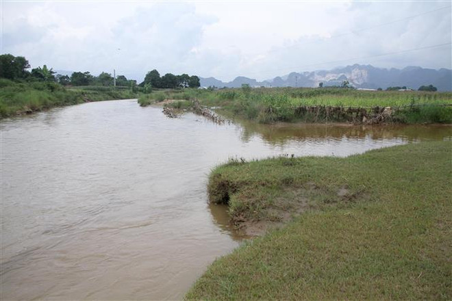 Nơi giao nhau giữa sông Nậm Tôn và sông Nậm Huống tại thị trấn Quỳ Hợp (Quỳ Hợp) nguồn nước đã dần trong xanh trở lại. (Ảnh: Văn Tý/TTXVN) Nghệ An: Sông Nậm Tôn trong xanh trở lại sau hàng chục năm ô nhiễm ảnh 2