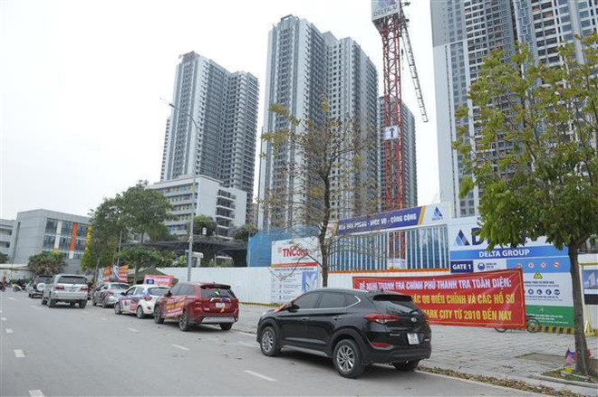 Cư dân khu đô thị Goldmark City số 136 Hồ Tùng Mậu, phường Phú Diễn, Bắc Từ Liêm, căng băngrôn phản đối chủ đầu tư điều chỉnh quy hoạch, quảng cáo không đúng sự thật. (Ảnh Mạnh Khánh/TTXVN) Quảng cáo bất động sản gian dối: Siết quản lý để bảo vệ người mua ảnh 2