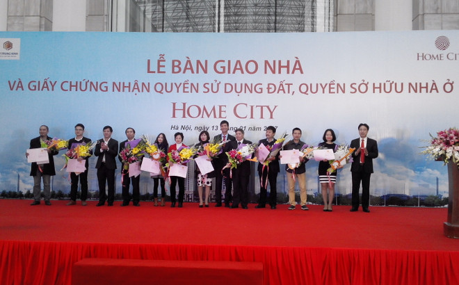 Hà Nội lần đầu tiên tiến hành bàn giao nhà kèm "sổ đỏ" ảnh 1