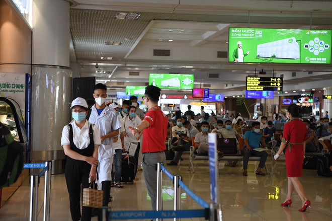 Đội ngũ y bác sỹ được ưu tiên lên chuyến bay trước tiên. (Ảnh: CTV/Vietnam+) Vietjet chở các y bác sỹ và vaccine Pfizer vào TP.HCM chống dịch ảnh 5