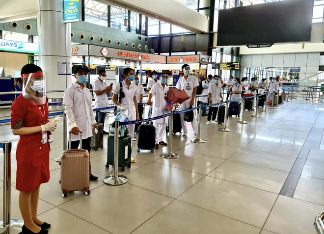 Rất đông các y bác sỹ đã tình nguyện tham gia lên đường vào Thành phố Hồ Chí Minh chống dịch COVID-19. (Ảnh: CTV/Vietnam+) Vietjet chở các y bác sỹ và vaccine Pfizer vào TP.HCM chống dịch ảnh 1
