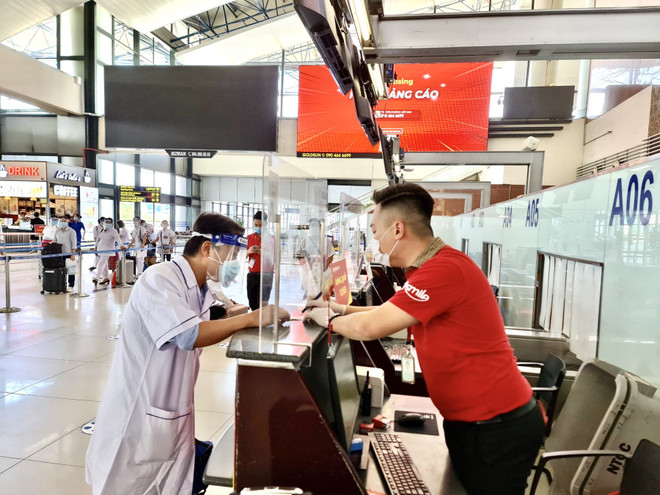 Sẽ có nhiều chuyến bay của Vietjet chuyên chở đội ngũ y bác sỹ và vaccine COVID-19 vào Thành phố Hồ Chí Minh. (Ảnh: CTV/Vietnam+) Vietjet chở các y bác sỹ và vaccine Pfizer vào TP.HCM chống dịch ảnh 4
