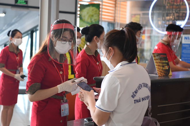 Sự hỗ trợ chuyên chở đội ngũ y bác sỹ của hãng hàng không Vietjet cùng Chính phủ, Bộ Y tế và người dân chống dịch. (Ảnh: CTV/Vietnam+) Vietjet chở các y bác sỹ và vaccine Pfizer vào TP.HCM chống dịch ảnh 6