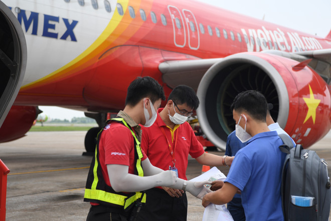 Sẽ có khoảng gần 1.000 y bác sĩ từ Vĩnh Phúc, Thái Nguyên, Thanh Hóa, Nghệ An, Huế… bay vào Thành phố Hồ Chí Minh từ 12-20/7 để tham gia hỗ trợ vào các công tác xét nghiệm tầm soát, tiêm chủng. (Ảnh: CTV/Vietnam+) Vietjet chở các y bác sỹ và vaccine Pfizer vào TP.HCM chống dịch ảnh 7