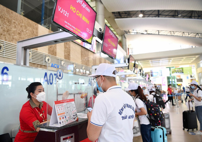 Quầy thủ tục vé bay luôn có nhân viên hãng túc trực và triển khai nhanh chóng các thủ tục chuyến bay cho đội ngũ y bác sỹ. (Ảnh: CTV/Vietnam+) Vietjet chở các y bác sỹ và vaccine Pfizer vào TP.HCM chống dịch ảnh 3