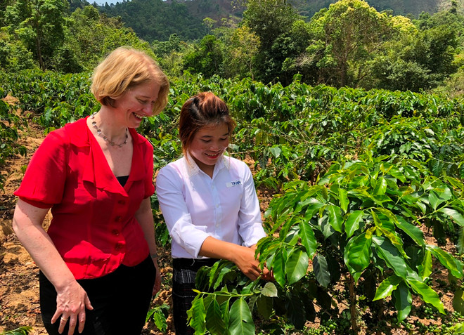 Đại sứ New Zealand tại Việt Nam, bà Wendy Matthews tới thăm người dân Hoàng Hóa, Quảng Trị. (Ảnh: BTC) New Zealand viện trợ 2,8 triệu USD cải thiện đời sống người dân nghèo ảnh 1