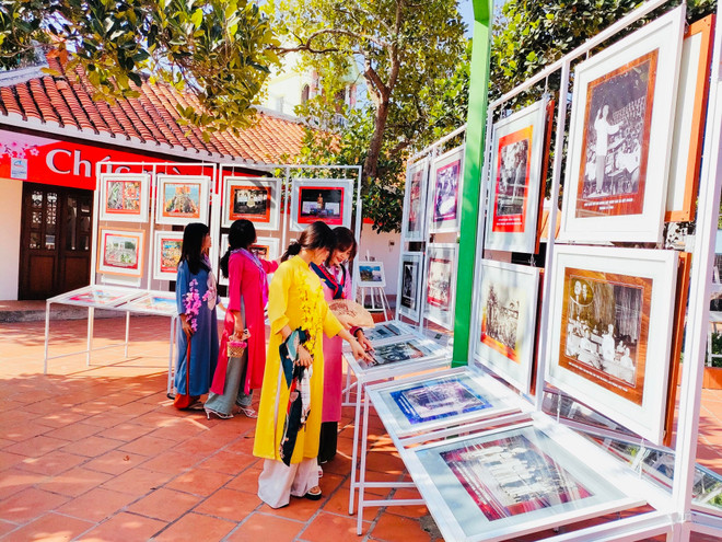 Khách tham quan triển lãm. (Nguồn: Báo Bình Thuận) Triển lãm ảnh Chủ tịch Hồ Chí Minh với những chặng đường cách mạng ảnh 1