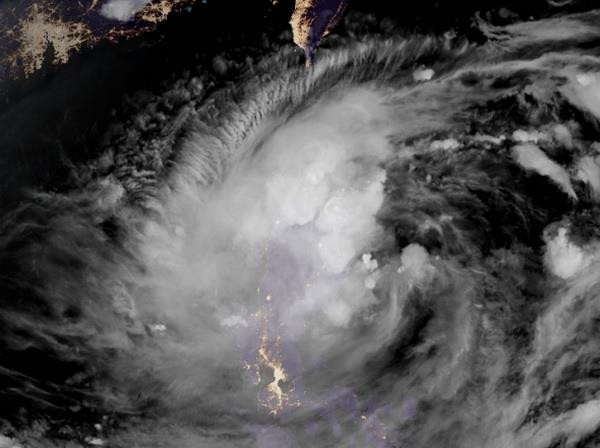 Bão Danas mạnh thêm, từ Thanh Hóa đến Bình Định nắng nóng gay gắt ảnh 1