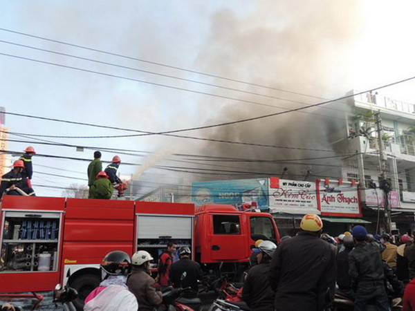 Vụ cháy gần TTTM Kon Tum gây thiệt hại tới 9 tỷ đồng ảnh 1