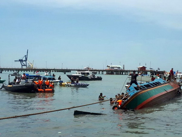 Lật tàu chở 51 người ở ngoài khơi Indonesia, 8 người thiệt mạng ảnh 1