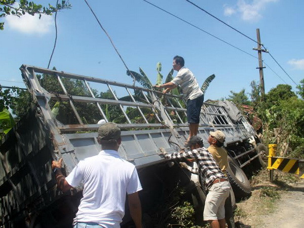 Xe tải đâm liên hoàn khiến 1 người chết, 2 người thương nặng ảnh 1