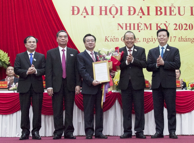 Ủy viên Bộ Chính trị, Phó Thủ tướng thường trực Chính phủ Trương Hòa Bình trao Quyết định điều động và bổ nhiệm Ủy viên Trung ương Đảng, Bí thư Tỉnh ủy Kiên Giang Nguyễn Thanh Nghị giữ chức Thứ trưởng Bộ Xây dựng. (Ảnh: Hồng Đạt/TTXVN) Phó Thủ tướng Trương Hòa Bình dự Đại hội Đảng bộ tỉnh Kiên Giang ảnh 2