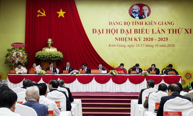 Đoàn Chủ tịch Đại hội Đảng bộ tỉnh Kiên Giang lần thứ XI, nhiệm kỳ 2020-2025. (Ảnh: Hồng Đạt/TTXVN) Phó Thủ tướng Trương Hòa Bình dự Đại hội Đảng bộ tỉnh Kiên Giang ảnh 1