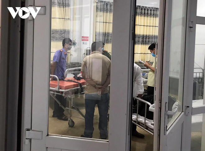 Cơ quan chức năng khám nghiệm pháp y điều tra, làm rõ nguyên nhân vụ việc. (Nguồn: VOV) Vụ sập tường lò gạch tại Đắk Lắk: Hai cháu bé bị chấn thương sọ não ảnh 1