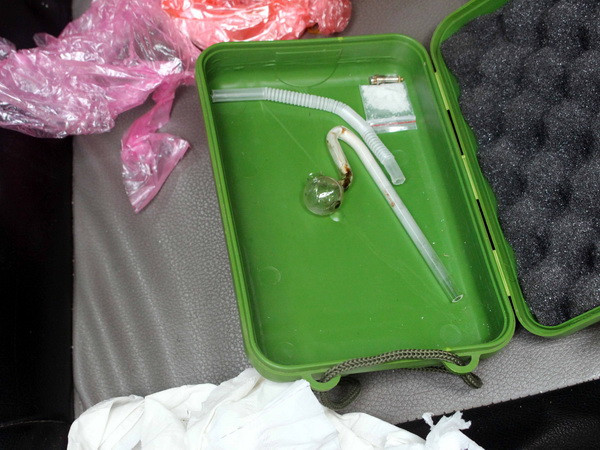 Bắt đối tượng đi ôtô gắn biển xanh tàng trữ trái phép ma túy đá ảnh 1