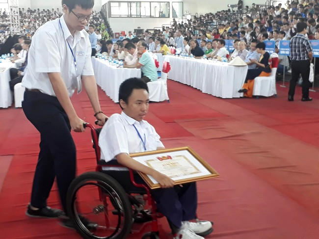Nam sinh khuyết tật nghiên cứu khoa học để giúp người cùng cảnh ngộ ảnh 1