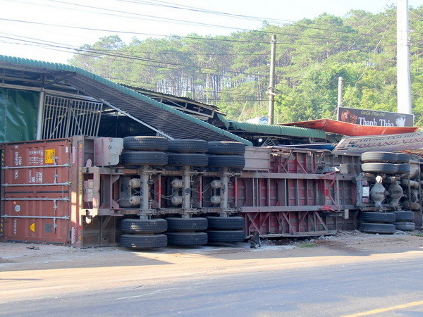 Va chạm giữa xe máy và xe tải làm 2 người thương vong ảnh 1