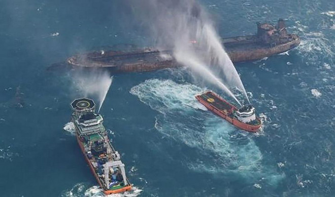 Vụ nổ mới trên tàu chở dầu Iran đang cản trở công tác cứu hộ ảnh 1