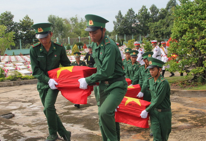 Cất bốc hài cốt, di vật của các liệt sỹ tìm thấy tại thị xã Quảng Trị ảnh 1