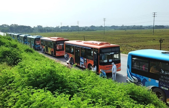 Tổ chức vận chuyển, phục vụ đưa đón người dân phía Nam về quê an toàn ảnh 1
