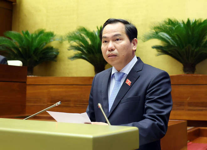 Chủ nhiệm Ủy ban Tài chính, Ngân sách của Quốc hội Lê Quang Mạnh trình bày Báo cáo thẩm tra về công tác thực hành tiết kiệm, chống lãng phí năm 2023. (Ảnh: TTXVN) Chu nhiem UB tai chinh ngan sach quoc hoi Le Quang Manh.jpg