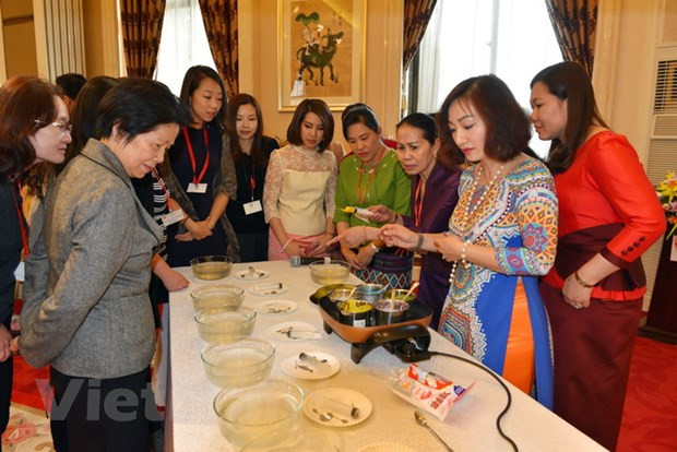Phụ nữ ASEAN với tiết mục giới thiệu ẩm thực Việt Nam. (Ảnh minh họa: Lương Tuấn-Vĩnh Hà/Vietnam+) ASEAN trao đổi thông tin các sáng kiến liên quan đến phụ nữ, hòa bình ảnh 1