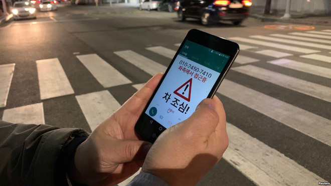 Thử hệ thống cảnh báo khi băng qua đường ở Ilsan. (Nguồn: Reuters) Hàn Quốc lắp hệ thống cảnh báo 'những xác sống điện thoại thông minh' ảnh 1