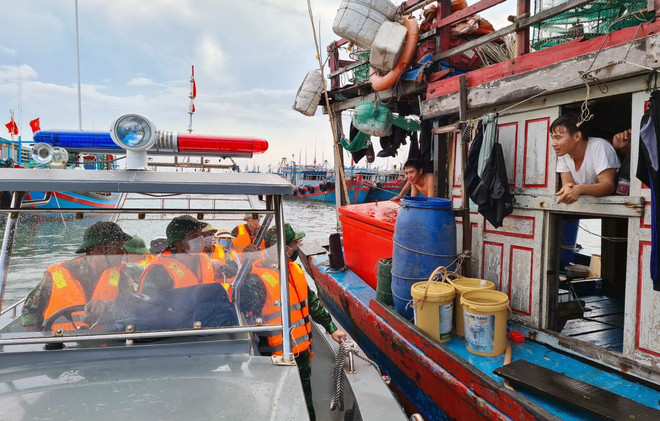 Đêm 13/10, vùng ven biển từ Quảng Ninh-Quảng Bình gió giật cấp 9 ảnh 1